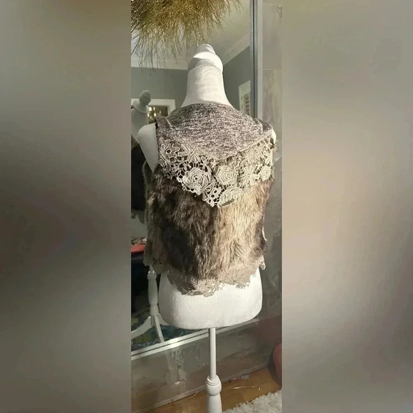 Gimmicks faux fur and lace vest - Picture 1 of 6